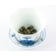 Perles au jasmin prêtes à être infusée dans un petit gaiwan en porcelaine