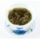 Infusion du mao cha de Man Zhuan en gaiwan de porcelaine