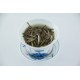 Bourgeons Blancs de Pu Erh durant leur infusion dans un gaiwan en porcelaine